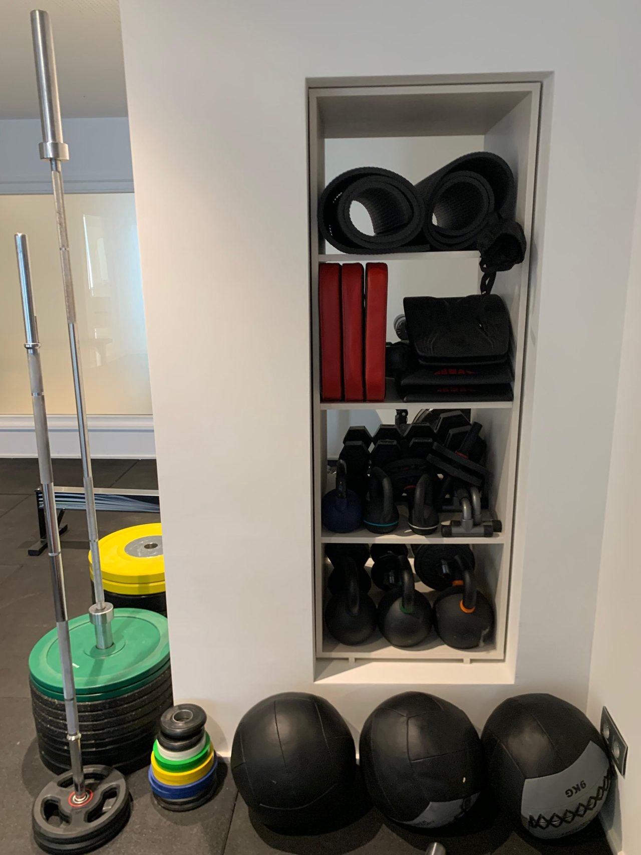Barres et poids dans le studio KaraFit